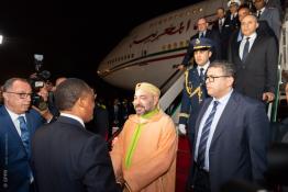 Image du Maroc Professionnelle de  Arrivée de Sa Majesté le Roi Mohammed VI à Brazzaville pour participer au 1er  Sommet des Chefs d'Etat et de gouvernement de la Commission Climat et du Fonds Bleu du Bassin du Congo. Samedi 28 Avril 2018, Le souverain a été accueillit par Denis Sassou NíGuesso, président de la république du Congo. (Photo/ SPPR) via Jalilbounhar.com
 